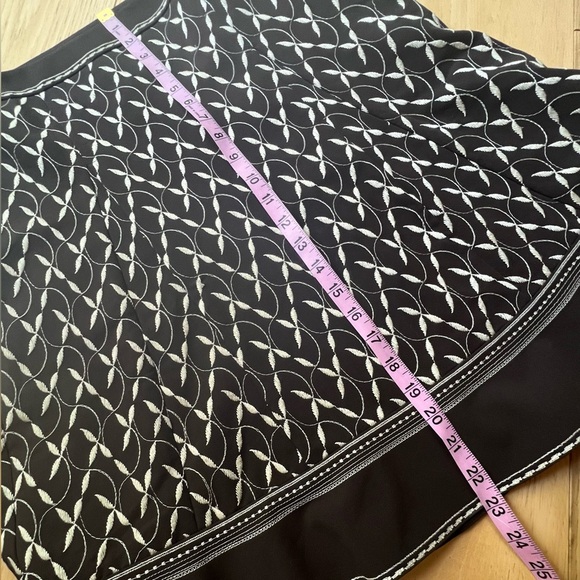 ⭐️BOGO FREE⭐️ ANN TAYLOR Stunning Embroidered Black A-Line Skirt - Picture 5 of 5